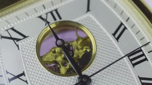 Mechanische goldene Armbanduhr, Zeitraffer, Zählung von Minuten bis Mitternacht, Makroaufnahme