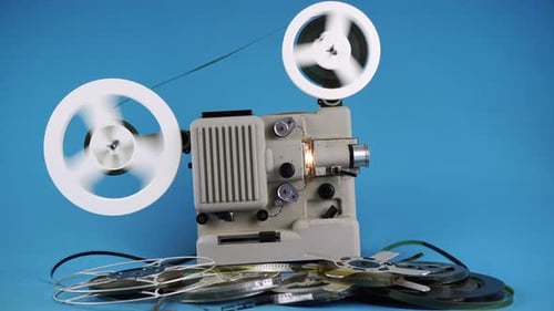 Rebobinando películas antiguas en un proyector de películas retro.