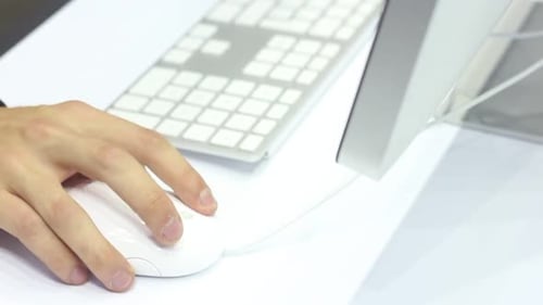 Frau benutzt einen modernen Computer
