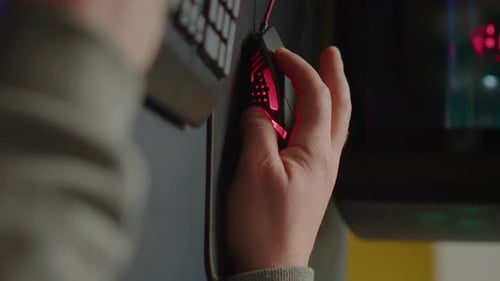 Vertikale Video-Nahaufnahme von Man-Playern beim Tippen auf RGB-Tastatur