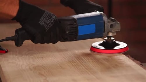 Männerhände, die mit einem Holzbrett arbeiten, das dann zu einem Tisch wird
