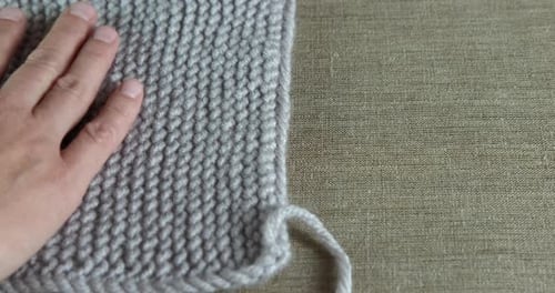 Hand-auf-Woll-Ding.