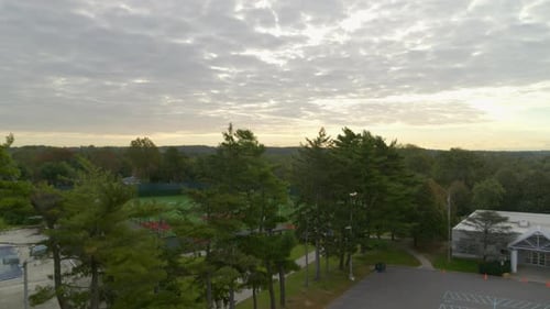 Vue aérienne montante d'un terrain de football extérieur dans un parc public