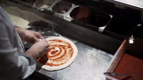 Männlicher Koch macht Pizza in der Pizzeria-Küche