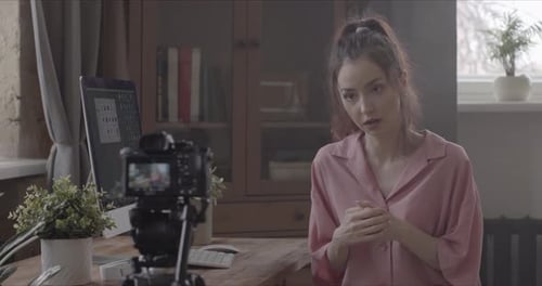 Vloguero filmando en la habitación