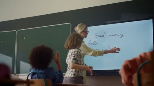 Enseignant utilisant un tableau blanc numérique interactif