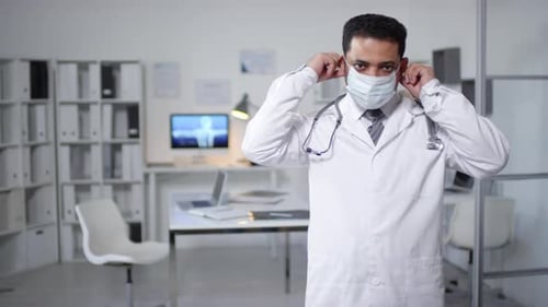 Médico generalista que se pone una máscara