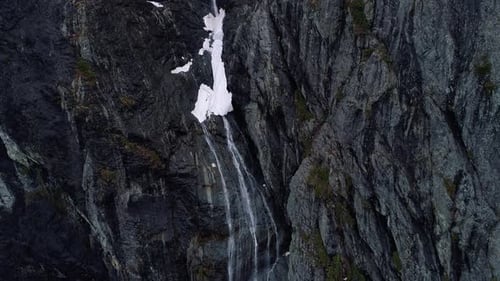 Drohne fliegt den Schneeschmelz-Wasserfall