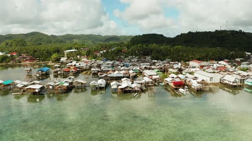 Pueblo de pescadores y casas sobre pilotes