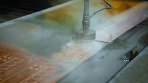 Fábrica de fabricación de productos metálicos. Máquina de corte por chorro de agua.