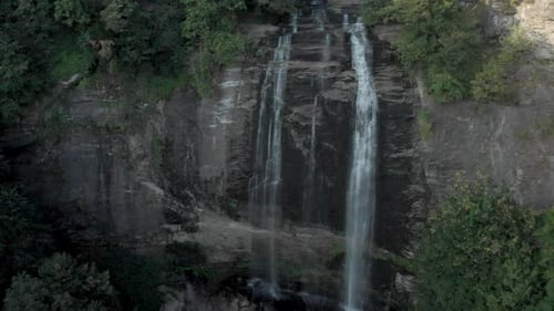 Hoher Wasserfall im Wald