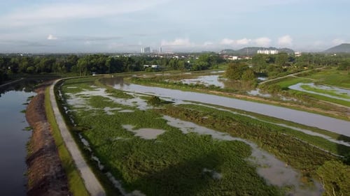 Inondation aérienne sur un terrain vert