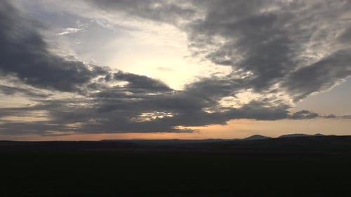 Le soleil derrière les nuages avant le coucher