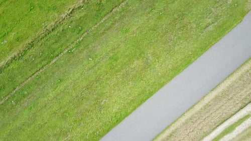 Vue aérienne depuis un pré et une route sur une digue