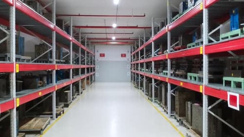 Étagères d'entrepôt intérieures pour produits technologiques et d'ingénierie