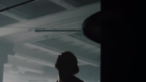 Mann macht Klimmzüge im Fitnessstudio