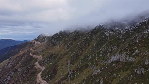 Kurve der Serpentine Road im Berg am Morgen