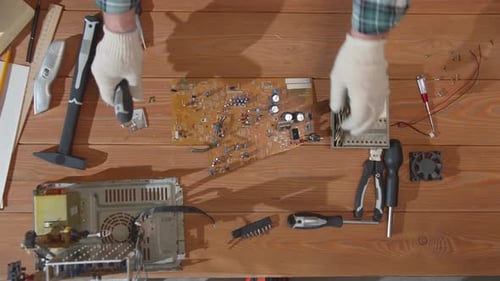 Computer-Mechaniker legt Werkzeuge auf den Tisch