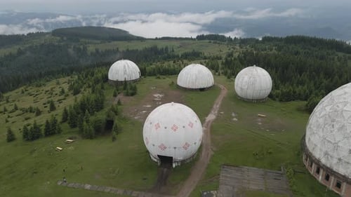 Sobrevolando una estación de radar abandonada de la URSS en las montañas de los Cárpatos. Aéreo.