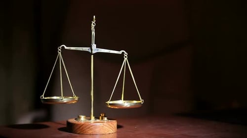 La main met des poids sur la balance