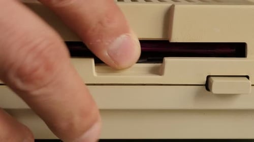 Einlegen einer 3,5-Zoll-Diskette in den Retro-PC 4K 2160p 30fps UltraHD-Video - Retro-Diskette