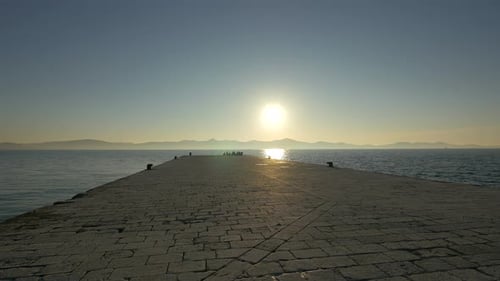 Uma doca marítima à luz do sol
