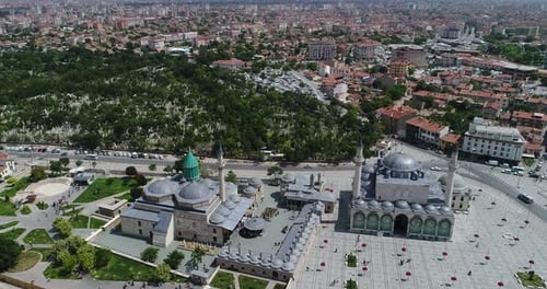 Luftaufnahme der Stadt und der Moschee