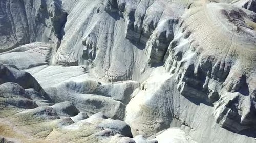 Montañas de colores de Aktau en la estepa