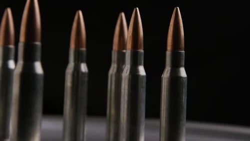 Filmmusik rotierende Aufnahme von Kugeln auf einer metallischen Oberfläche - BULLETS 014