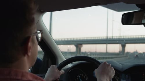 Der Weg zum Erfolg Ein Fahrer, der auf einer Straße zur Sonne fährt