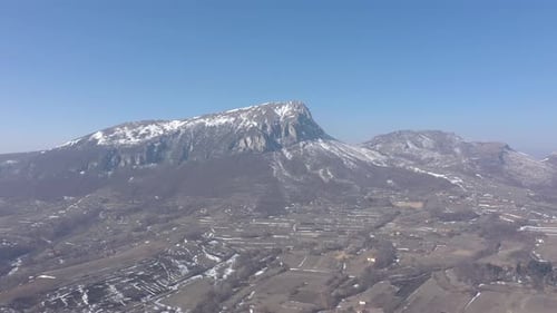 Paisaje invernal con imágenes del Zumbido Stol Mountain 4K