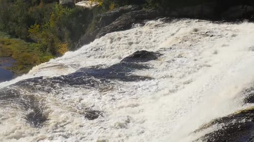 Enthüllung einer großen Menge Wasser, die über einen großen Wasserfall in Quebec fließt 2
