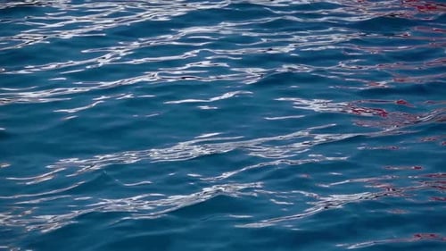 Zeitlupe der gestörten Wasseroberfläche des blauen Meeres. Nahaufnahme