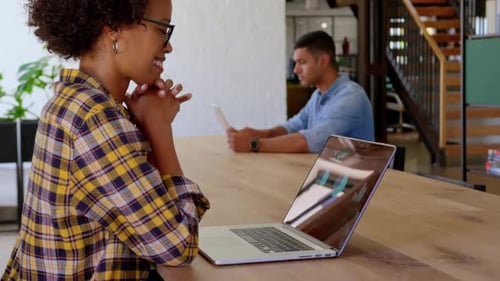 Femme d'affaires afro-américaine utilisant un ordinateur portable dans un bureau moderne 4k