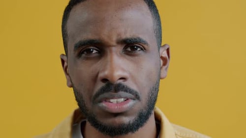 Nahaufnahme Porträt eines unglücklichen afroamerikanischen Mannes, der Schießwaffe Selbstmordgeste