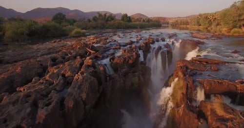 Wasserfall auf einem Felsvorsprung