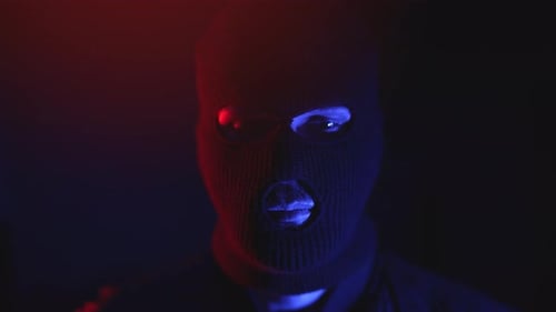 Retrato de un criminal arrestado con una máscara