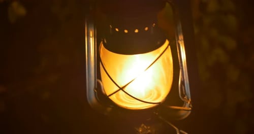 Nachtlampe brennt in der Dunkelheit
