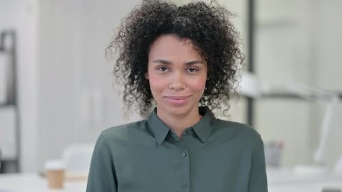 Afrikanerin klatscht applaudierend