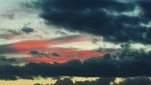 Heller Himmel mit Wolken gegen Sonnenuntergang