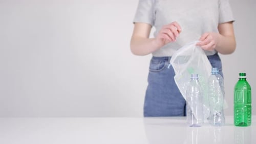 Las botellas de plástico se preparan para el reciclaje