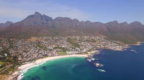 Drohnenansicht von Camps Bay Beach, Kapstadt, Südafrika.