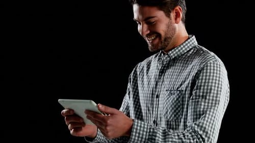 Homme souriant utilisant une tablette numérique 4k