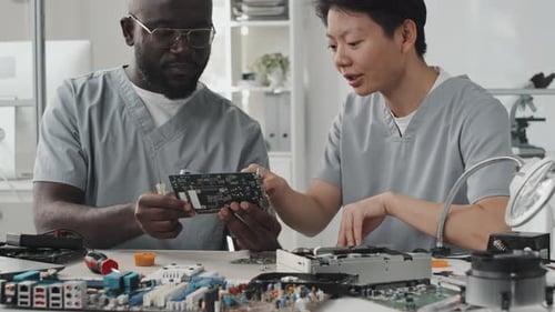 Diverse Ingenieure diskutieren über Computerchip bei der Arbeit im Labor