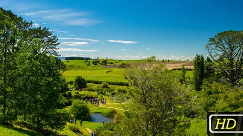 Touristen gehen um das Wahrzeichen Neuseelands herum