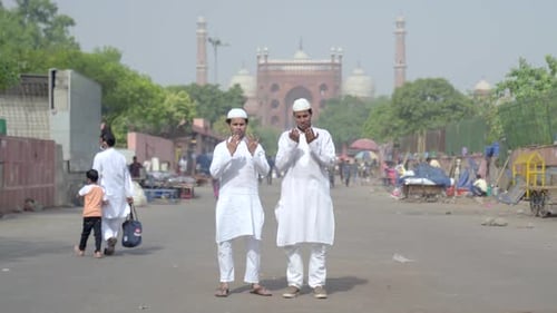 Muslimische Männer beten zu Gott