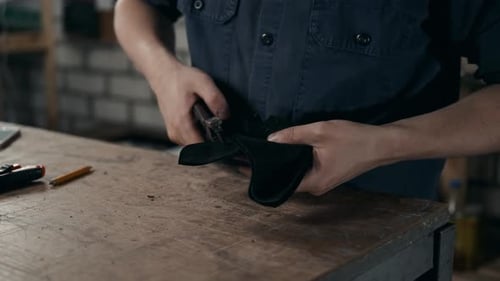 Shoemaker stellt Lederschuhe für Herren Schuhsohle her Handarbeit Handwerk DIY-Prozess Handwerker Herstellung Stiefel