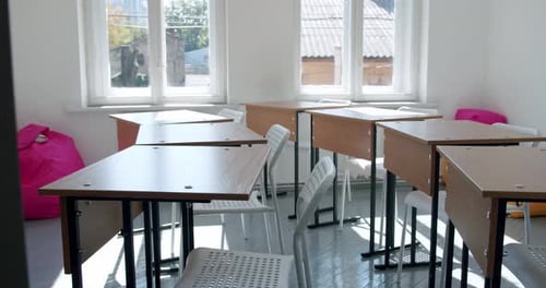 De cerca. La escuela está cerrada, el aula está vacía. Mueva la cámara. V2