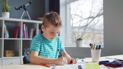 Junge macht Hausaufgaben am Tisch. Cute Child lernt zu Hause.