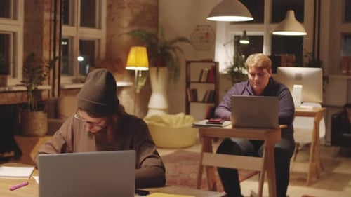 Jeunes collègues travaillant au bureau le soir